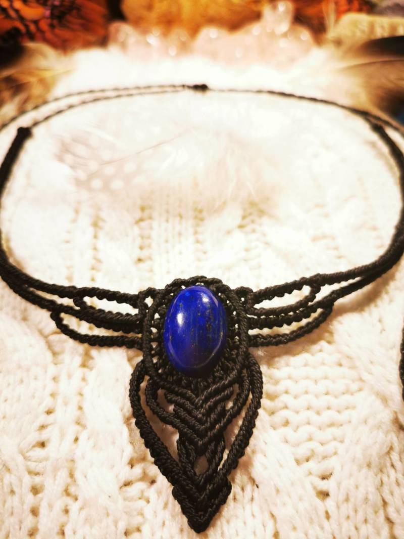 Handgemachter Makramee Chocker Mit Lapislazuli von InnanasMagicKnot