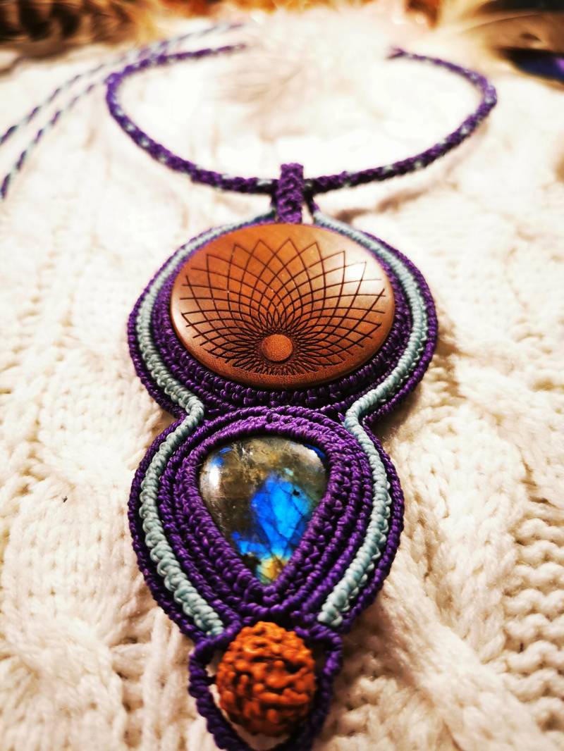Makramee Handgefertigter Verstellbarer Anhänger Mit Labradorit Und Geschnitztem Holz Cabochon | Heilige Geometrie von InnanasMagicKnot