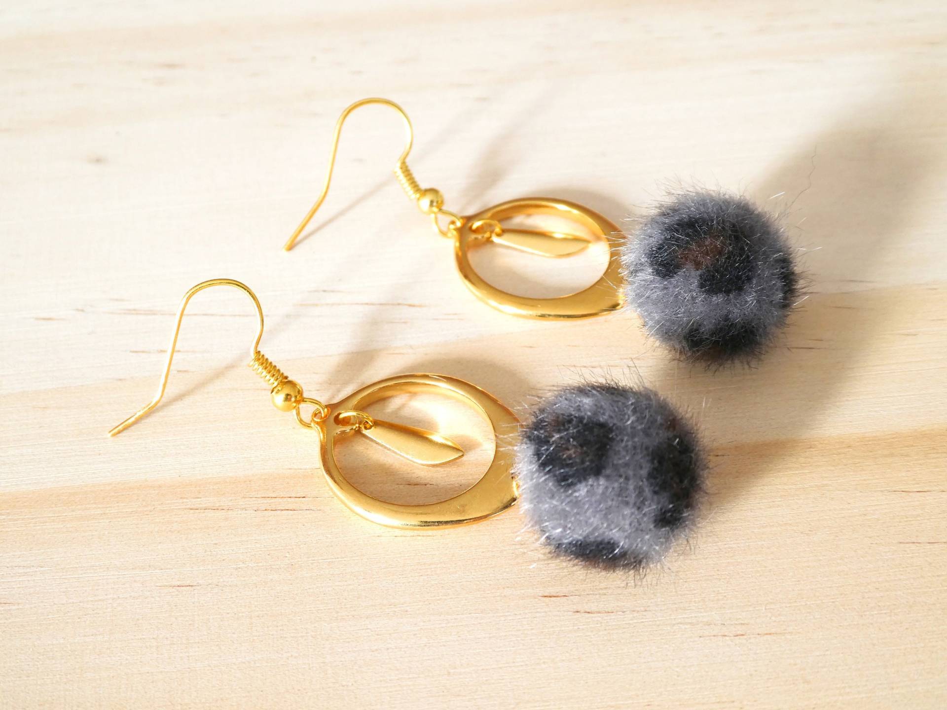 Goldene Ohrringe - Grau Leoparden-Print Pompom-Kugel von InnayaBijoux