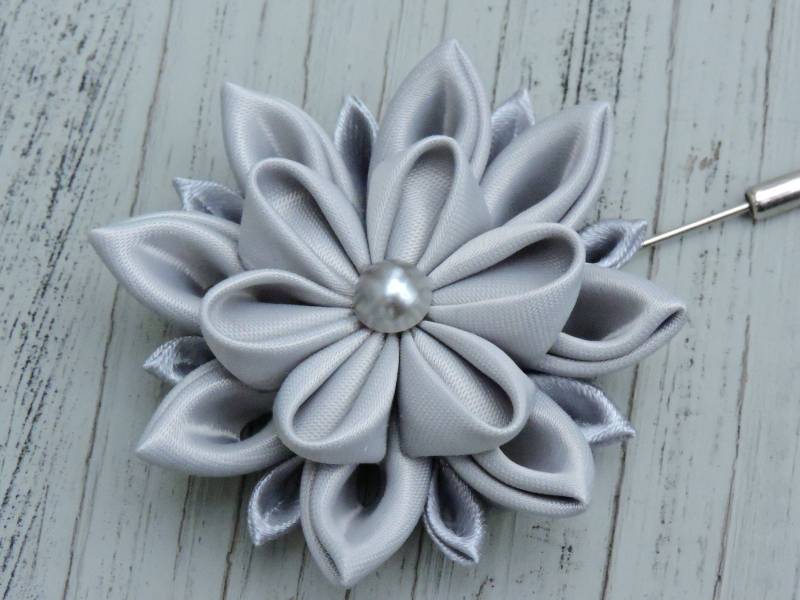 Graue Kanzashi Blume Anstecknadel Ripsband Boutonniere Graue Kanzashi Blume Anstecknadel Ripsband Boutonniere von InnerBeautyShop