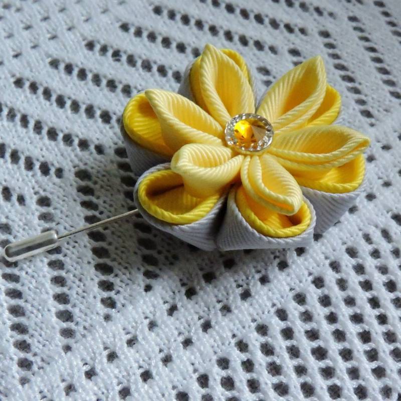 Handgemachte Kanzashi Blumen Anstecknadel Ripsband Boutonniere Handgemachte Kanzashi Blumen Anstecknadel Ripsband Boutonniere von InnerBeautyShop