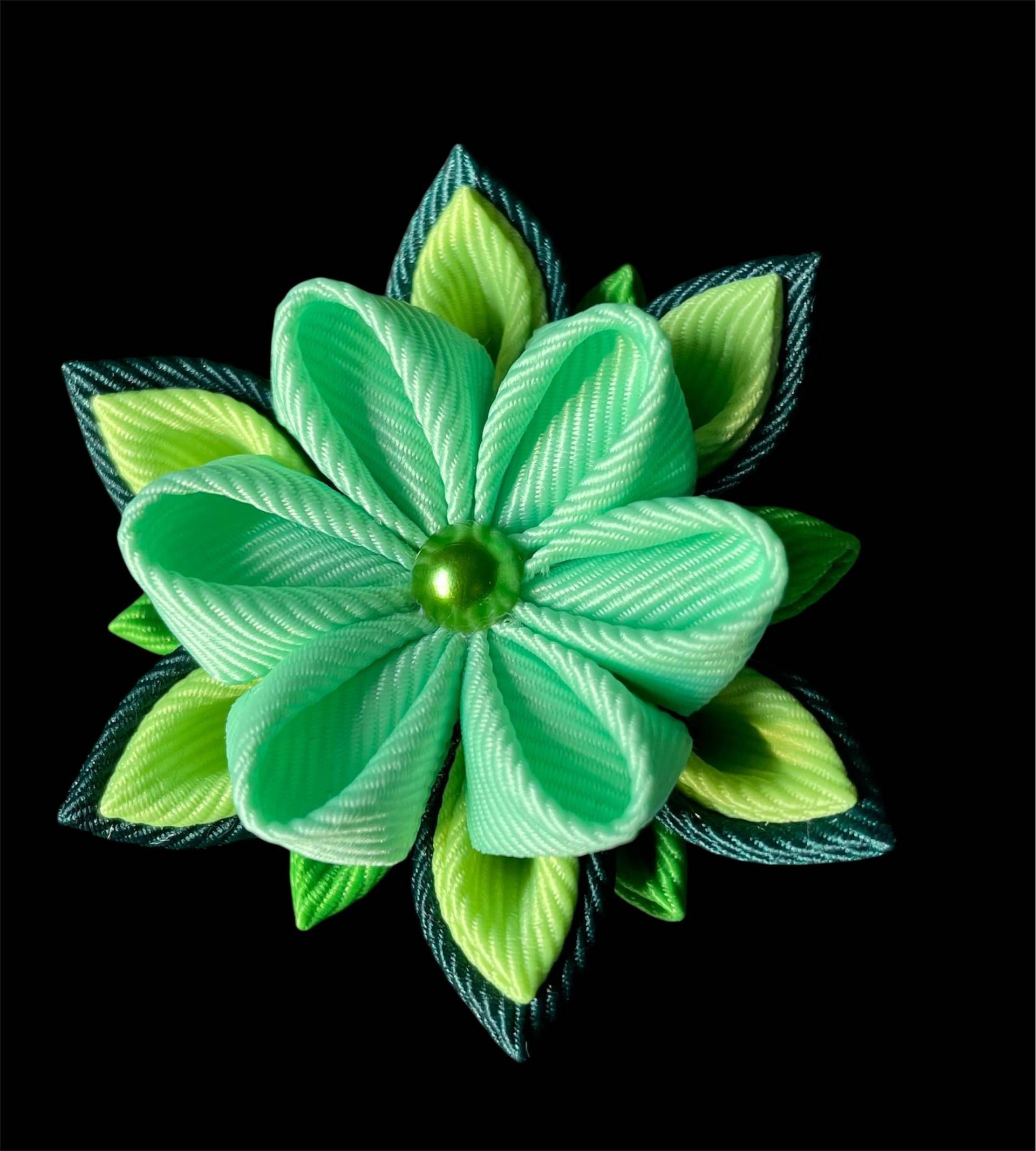 Handgemachte Kanzashi Blumen Anstecknadel St. Patrick's Day Boutonniere Handgemachte Kanzashi Blumen Anstecknadel St. Patrick's Day Boutonniere von InnerBeautyShop