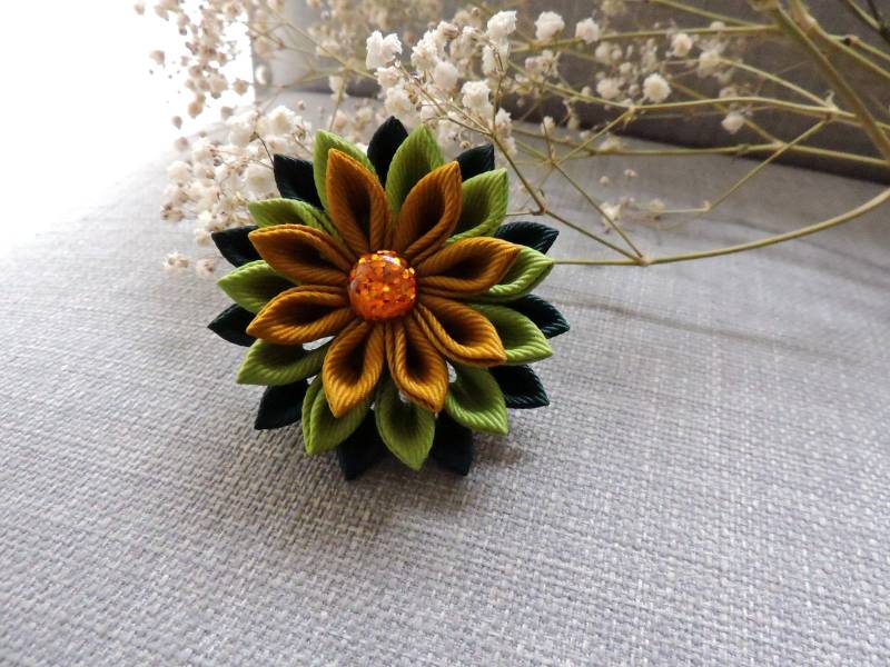 Handgemachte Kanzashi Blumen Brosche Grün & Ripsband Gold Handgemachte Kanzashi Blumen Brosche Grün & Ripsband Gold von InnerBeautyShop