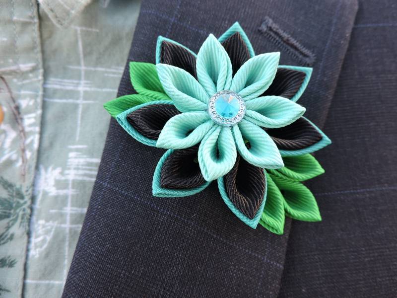 Herren Kanzashi Blumen Anstecknadel Handgefertigte Ripsband-Boutonniere Herren Kanzashi Blumen Anstecknadel Handgefertigte Ripsband-Boutonniere von InnerBeautyShop