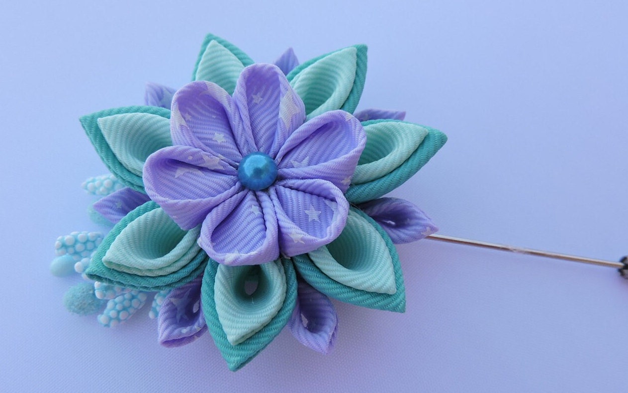 Kanzashi Blumen Anstecknadel Handgefertigte Ripsband-Boutonniere Kanzashi Blumen Anstecknadel Handgefertigte Ripsband-Boutonniere von InnerBeautyShop