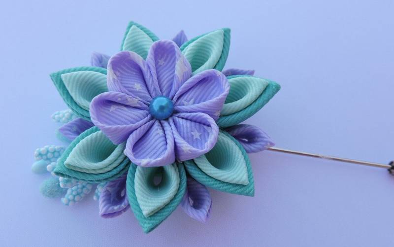 Kanzashi Blumen Anstecknadel Handgefertigte Ripsband-Boutonniere Kanzashi Blumen Anstecknadel Handgefertigte Ripsband-Boutonniere von InnerBeautyShop