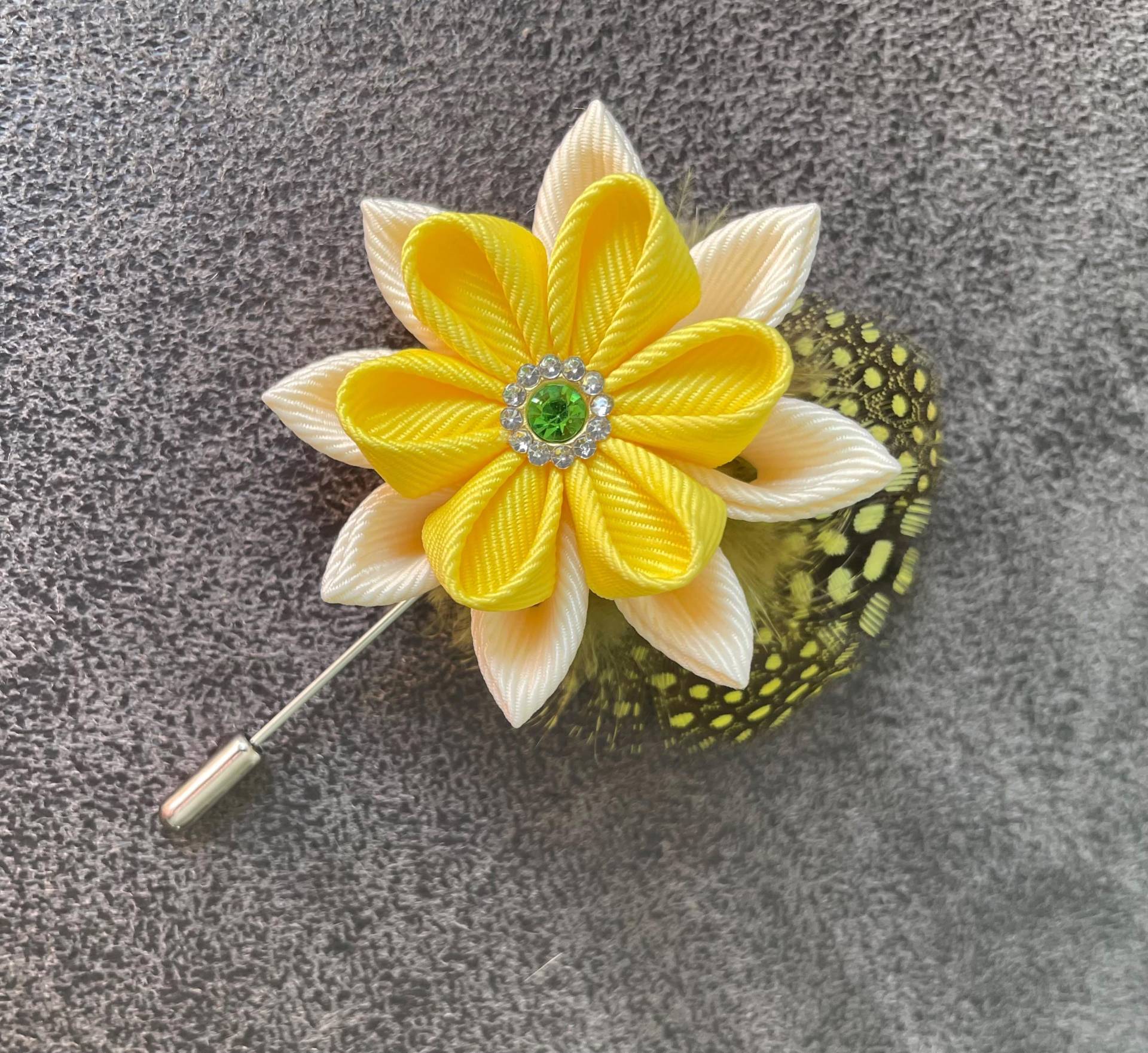 Kanzashi Blumen Anstecknadel Ripsband & Feder Boutonniere Kanzashi Blumen Anstecknadel Ripsband & Feder Boutonniere von InnerBeautyShop