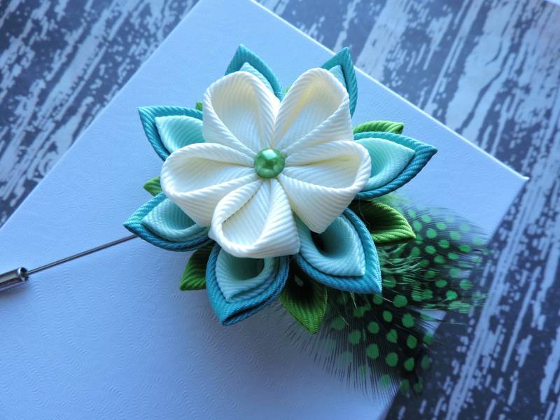 Kanzashi Blumen Anstecknadel Ripsband & Feder Boutonniere Kanzashi Blumen Anstecknadel Ripsband & Feder Boutonniere von InnerBeautyShop