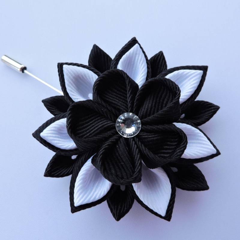 Kanzashi Blumen Anstecknadel Schwarz & Weiss Ripsband von InnerBeautyShop