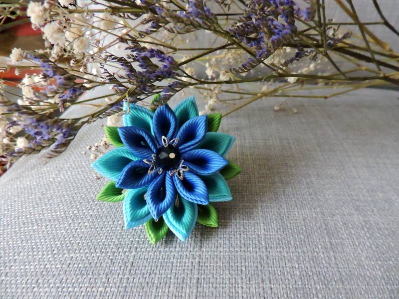 Kanzashi Blumen Brosche Blaue Ripsband Stoff Blume von InnerBeautyShop