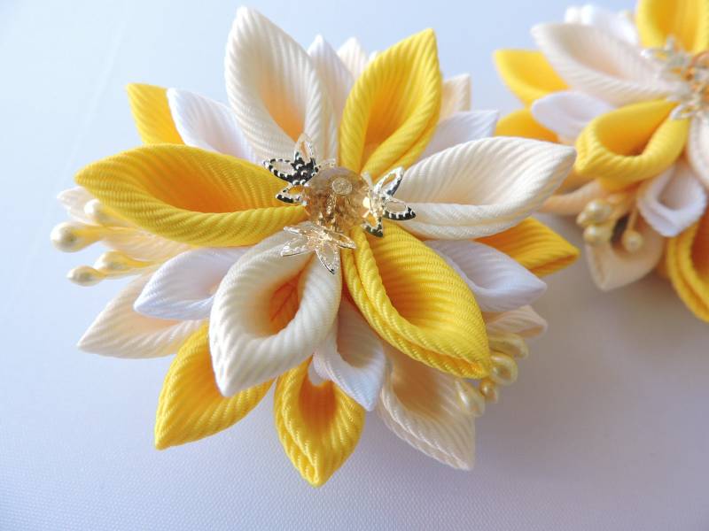 Kanzashi Blumen Haarspangen Gelb & Weiß Mit Ripsband | 2Er-Set Kanzashi Blumen Haarspangen Gelb & Weiß Mit Ripsband | 2Er-Set von InnerBeautyShop