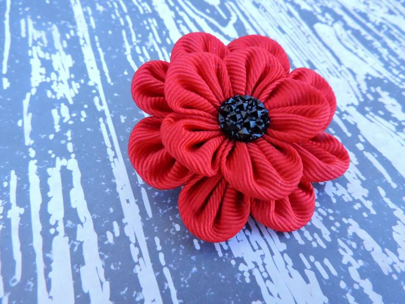 Kanzashi Stoff Blume Anstecknadel Handgemachte Mohnblume Boutonniere von InnerBeautyShop