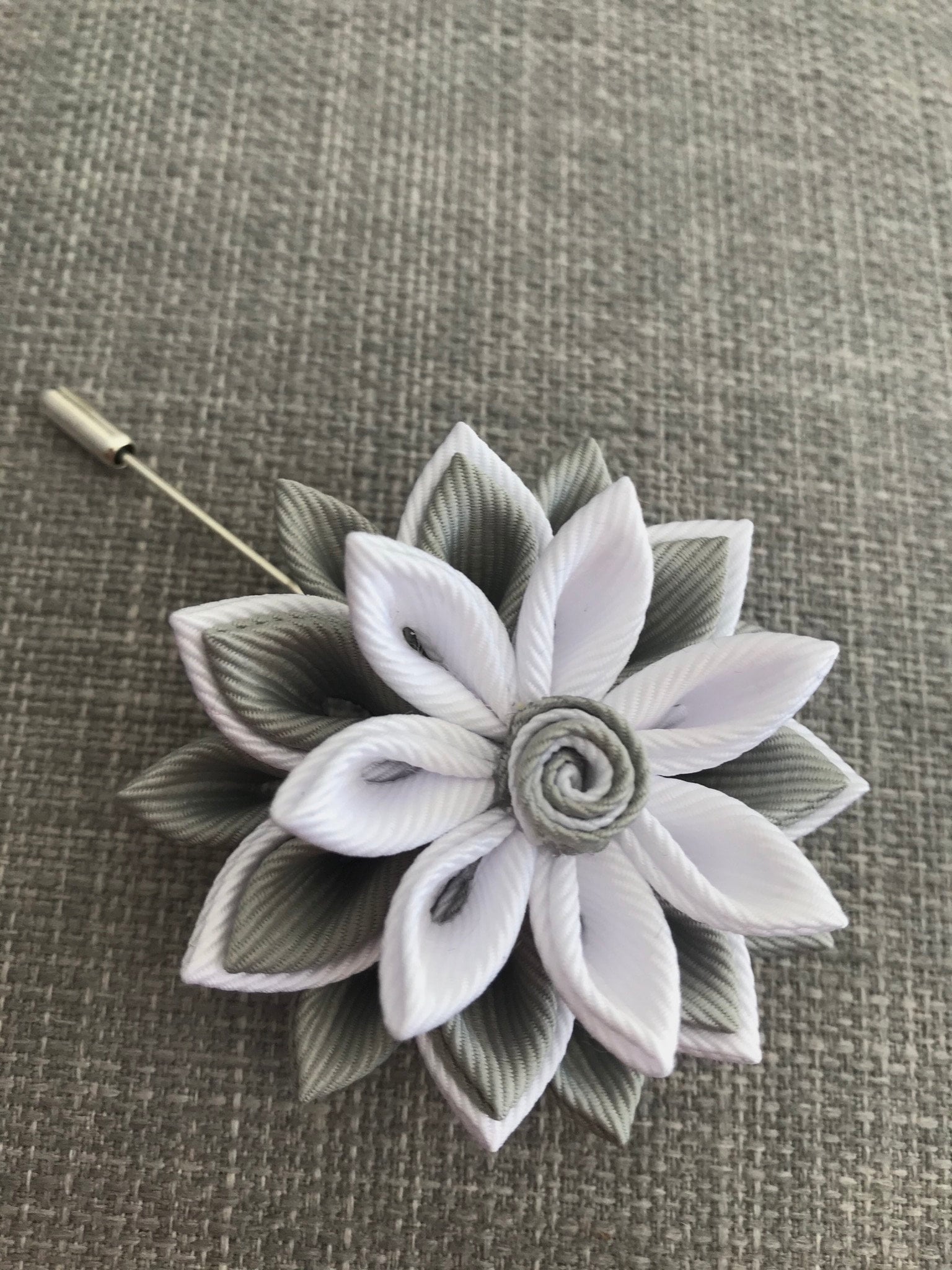 Kanzashi Stoff Blume Anstecknadel Handgemachte Ripsband-Boutonniere Kanzashi Stoff Blume Anstecknadel Handgemachte Ripsband-Boutonniere von InnerBeautyShop