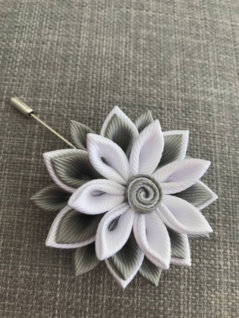Kanzashi Stoff Blume Anstecknadel Handgemachte Ripsband-Boutonniere Kanzashi Stoff Blume Anstecknadel Handgemachte Ripsband-Boutonniere von InnerBeautyShop