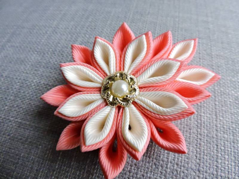 Kanzashi Stoffblumen Brosche Kanzashi Stoffblumen Brosche von InnerBeautyShop