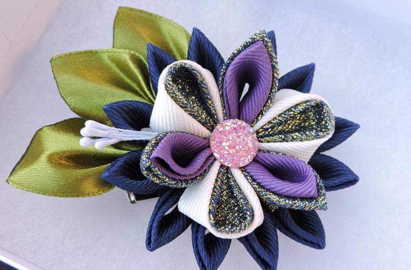 Kanzashi Stoffblumen Brosche Kanzashi Stoffblumen Brosche von InnerBeautyShop