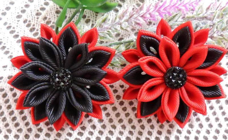 Kanzashi Stoffblumen Brosche. Rot Und Schwarz Kanzashi Stoffblumen Brosche. Rot Und Schwarz von InnerBeautyShop
