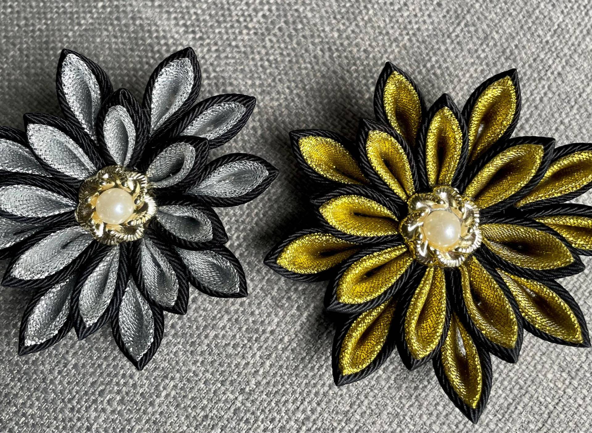 Kanzashi Stoffblumen Brosche. Silber-Gold Kanzashi Stoffblumen Brosche. Silber-Gold von InnerBeautyShop