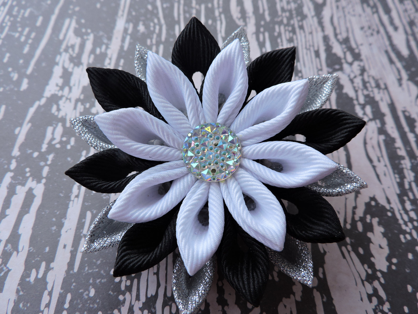 Kanzashi Stoffblumen Brosche. Weiß Schwarz Silber Kanzashi Stoffblumen Brosche. Weiß Schwarz Silber von InnerBeautyShop