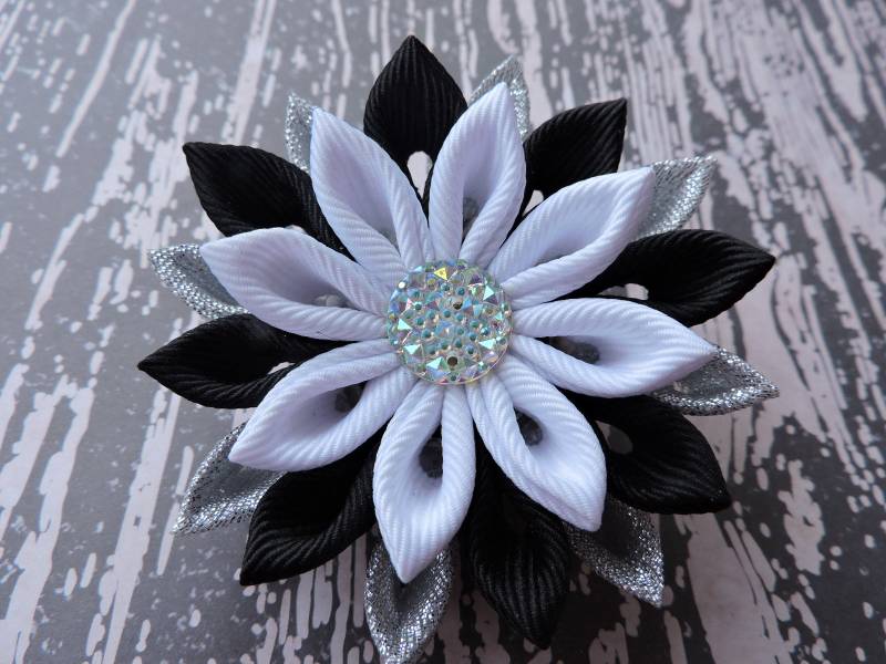 Kanzashi Stoffblumen Brosche. Weiß Schwarz Silber Kanzashi Stoffblumen Brosche. Weiß Schwarz Silber von InnerBeautyShop