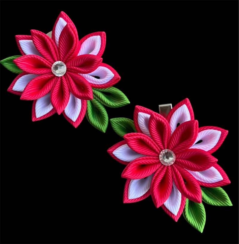 Kanzashi Stoffblumen. Set Mit 2 Haarspangen. Rot, Weiß, Grün von InnerBeautyShop