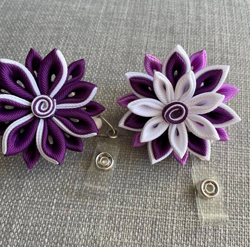 Krankenschwester Badge Reel, Einziehbarer Name Lehrer Id-Halter, Lila Weiße Blume von InnerBeautyShop