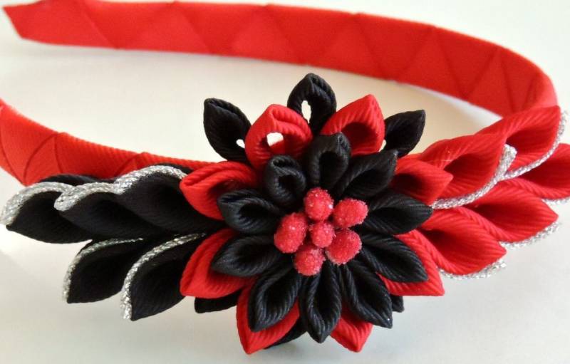Rotes Kanzashi Blumen Haarband Schwarz & Silber Ripsband Rotes Kanzashi Blumen Haarband Schwarz & Silber Ripsband von InnerBeautyShop
