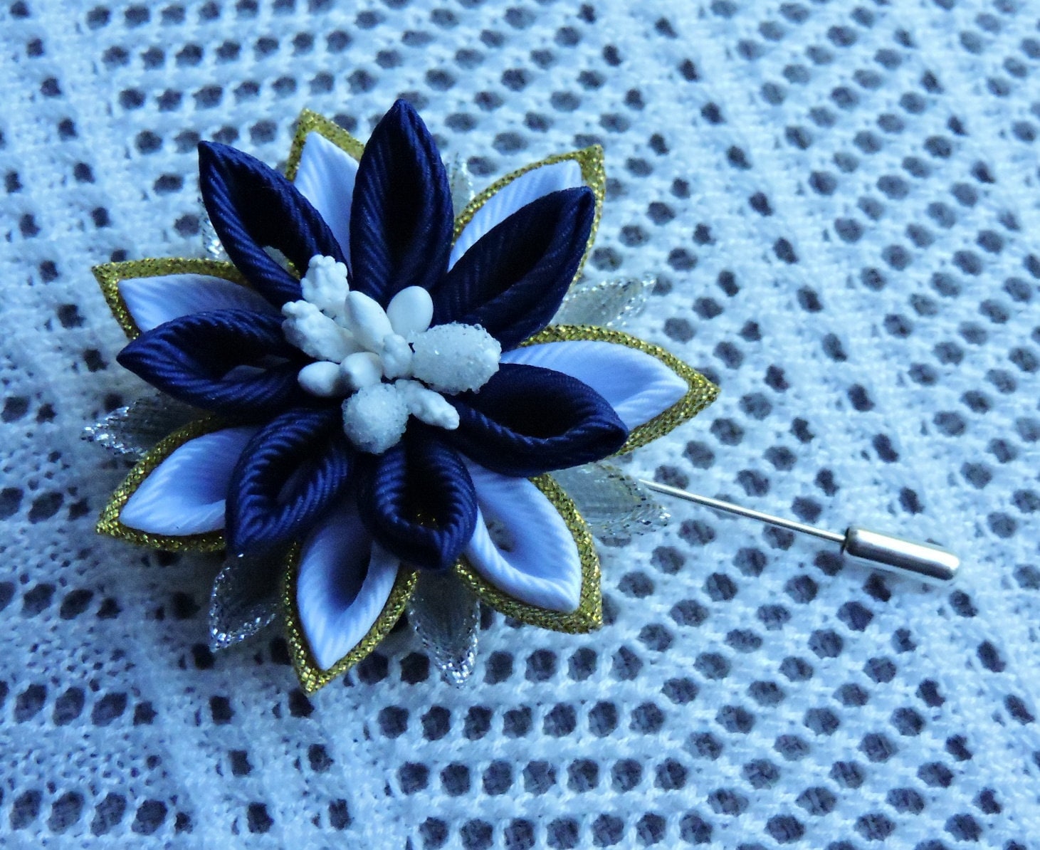 Tsumami Kanzashi Anstecknadel Ripsband Blume von InnerBeautyShop