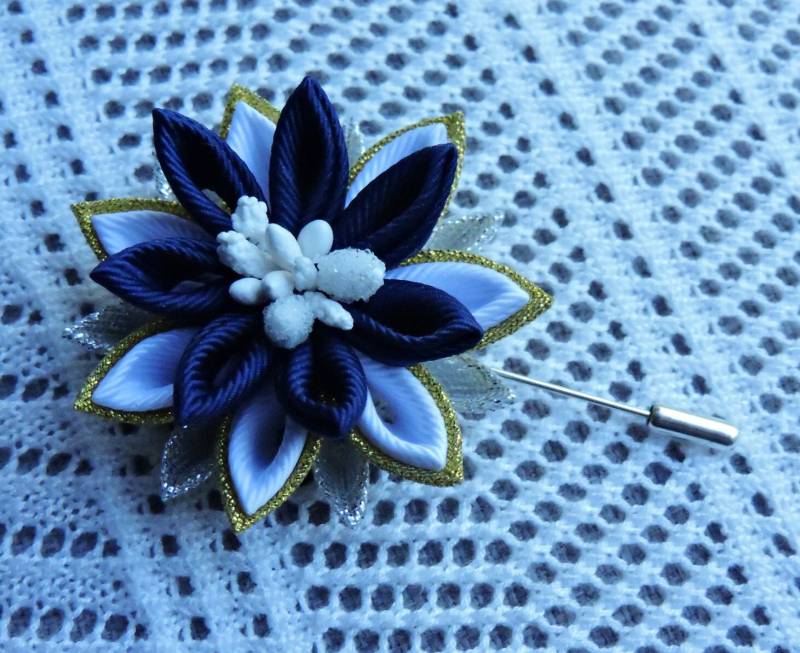 Tsumami Kanzashi Anstecknadel Ripsband Blume von InnerBeautyShop