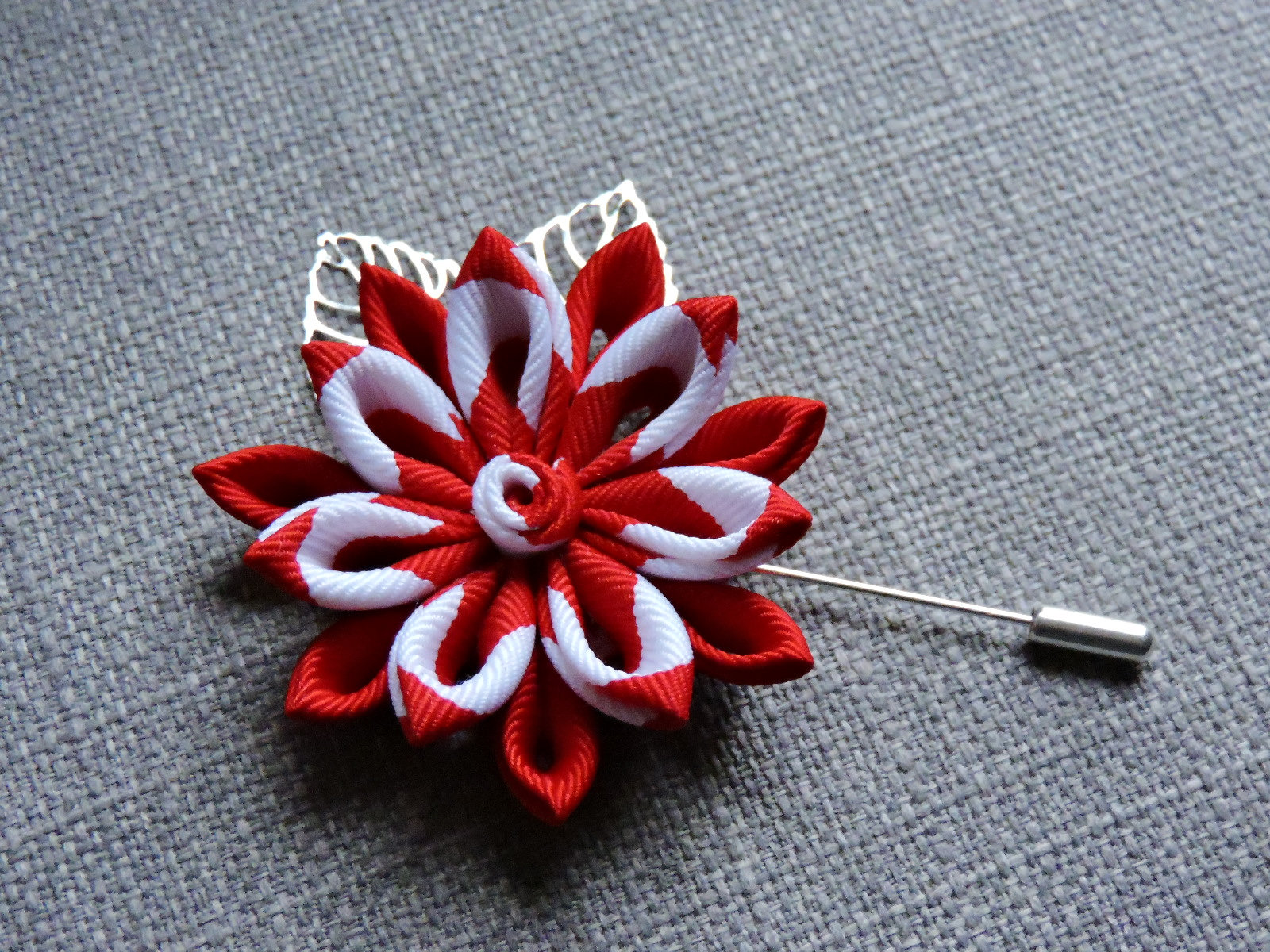 Tsumami Kanzashi Blumen Anstecknadel Ripsband-Brosche Tsumami Kanzashi Blumen Anstecknadel Ripsband-Brosche von InnerBeautyShop