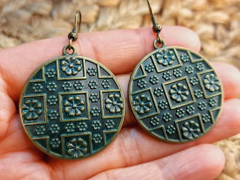Antik Stil Verdigris Patina Ohrringe| Boho Ohrringe | Blumen Motiv Ohrhänger Metall Rusty Style von InnerPieceByJorgeMae