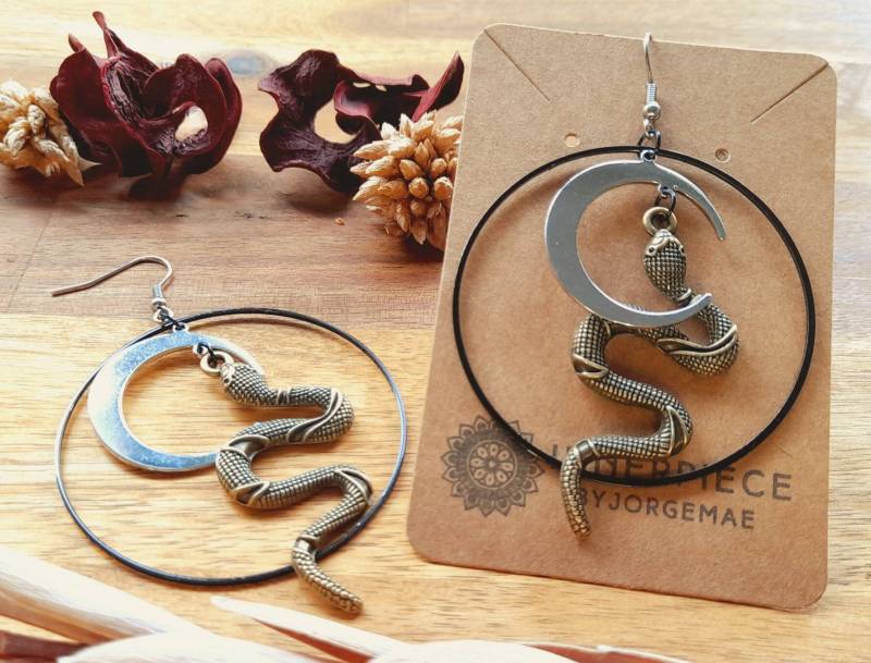 Baumelnde Messing Schlange Und Mond Ohrringe | Schlangen Charm Schwarze Gift Ohrclips von InnerPieceByJorgeMae