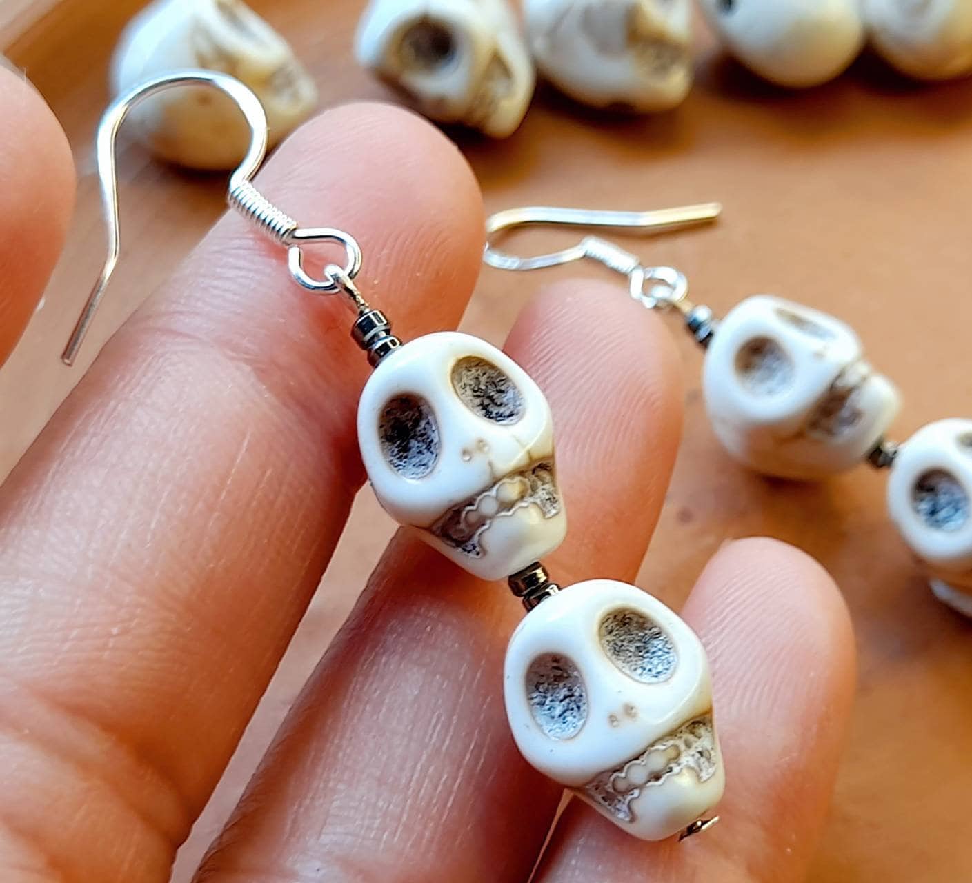Hypoallergene Schädel Ohrringe | Gothic Howlite Baumeln Hypoallergene Schädel Ohrringe | Gothic Howlite Baumeln von InnerPieceByJorgeMae