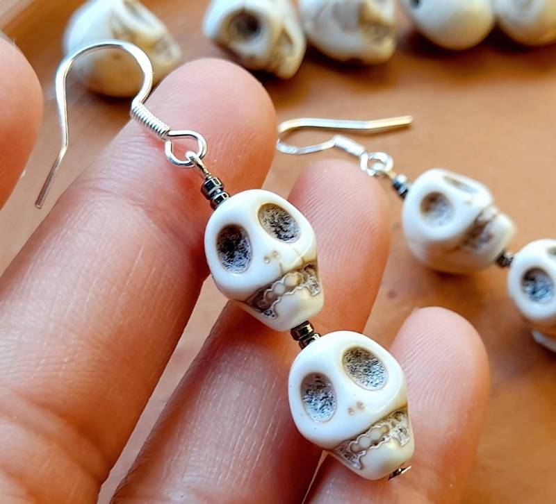 Hypoallergene Schädel Ohrringe | Gothic Howlite Baumeln von InnerPieceByJorgeMae