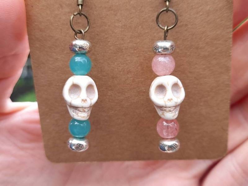 Totenkopf Ohrringe, Howlote Perlen Baumeln Unsterbliche Halloween Ohrringe von InnerPieceByJorgeMae