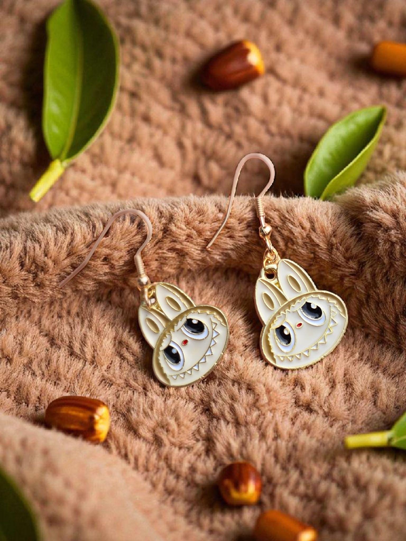 Labubu Ohrringe "Kleiner Grinse-Dämon" | Lafufu Ohrstecker Kawaii Geschenk Niedliches Trend 2025 von InneresGlaenzen