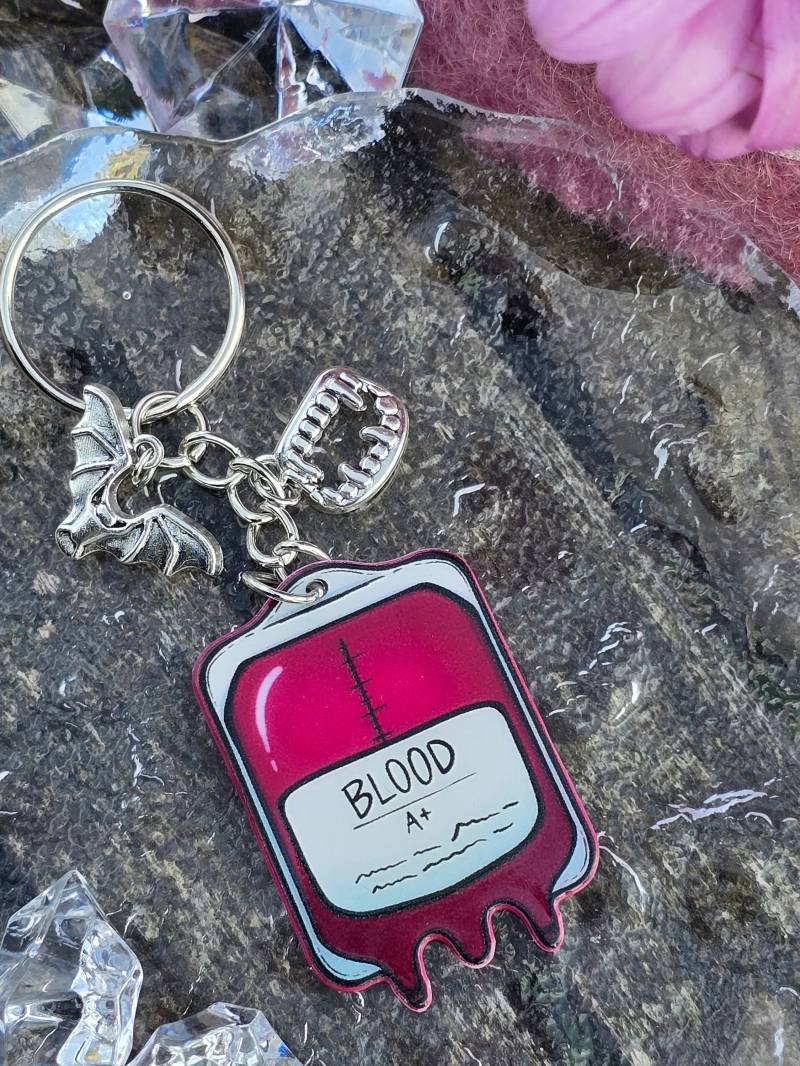 Schlüsselanhänger " Vampir Blutbeutel | Selbstgemachter Kleine Geschenke Mibringsel Erste Eigene Wohnung Geschenk von InneresGlaenzen