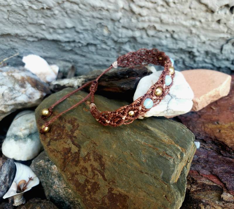 Makramee Armband Mit Opaliten Und Messingperlen von Innerwovenart