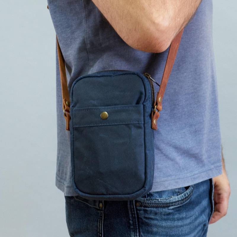 Dunkelblaue Kleine Umhängetasche Aus Gewachstem Canvas. Handytasche. Reißverschlusstasche Wasserdichtem Canvas Und Leder. Personalisierbar von InnesBags