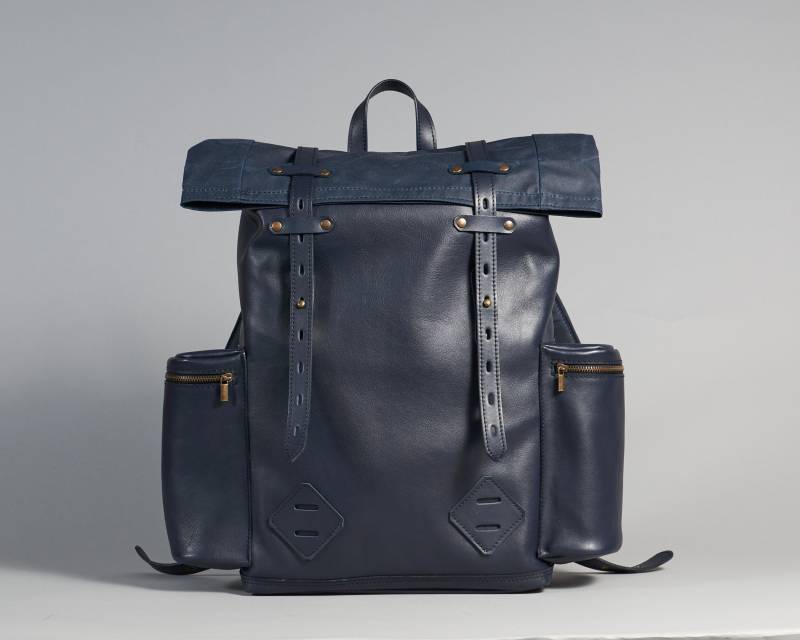 Rolltop-Rucksack Aus Dunkelblauem Leder Und Gewachstem Canvas. Personalisierter Für Männer Frauen. Unisex Pendler Ledertasche von InnesBags