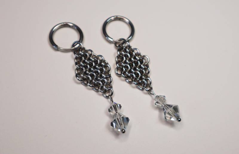 Chainmail Edelstahl Ohrringe Handgemacht Mit Glaskristallen Im Gothic Vintage Stil von Inquee