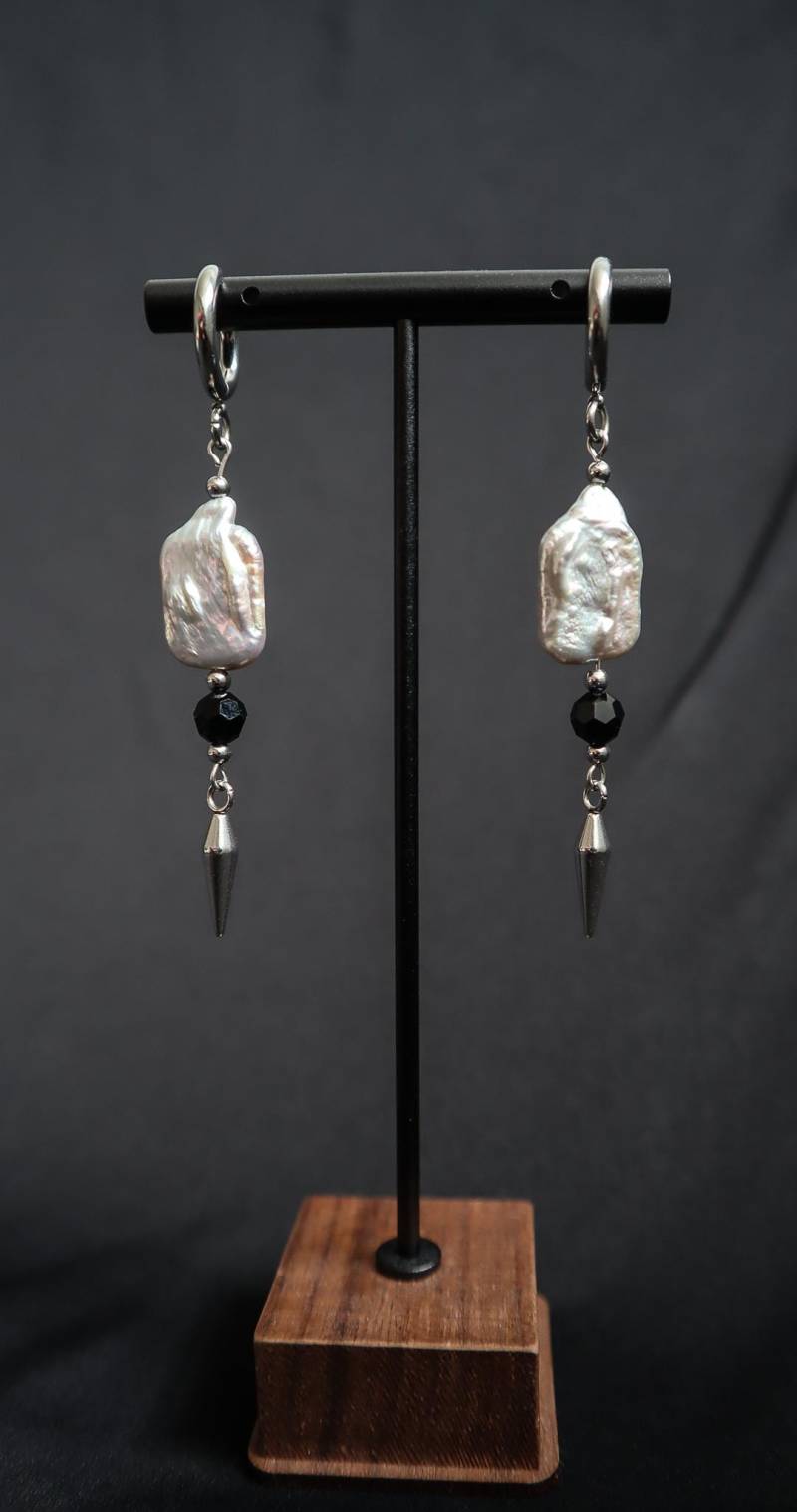 Handgemachte Barock Perle Ohrringe Schwarze Kristall Edelstahl Spikes von Inquee