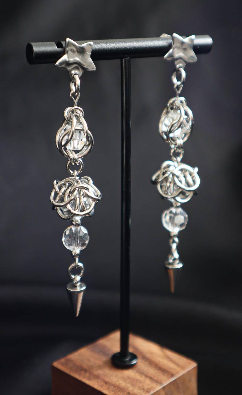Kettenhemd-Ohrringe Mit Kristallperlen - Handgefertigter Edelstahlanhänger von Inquee