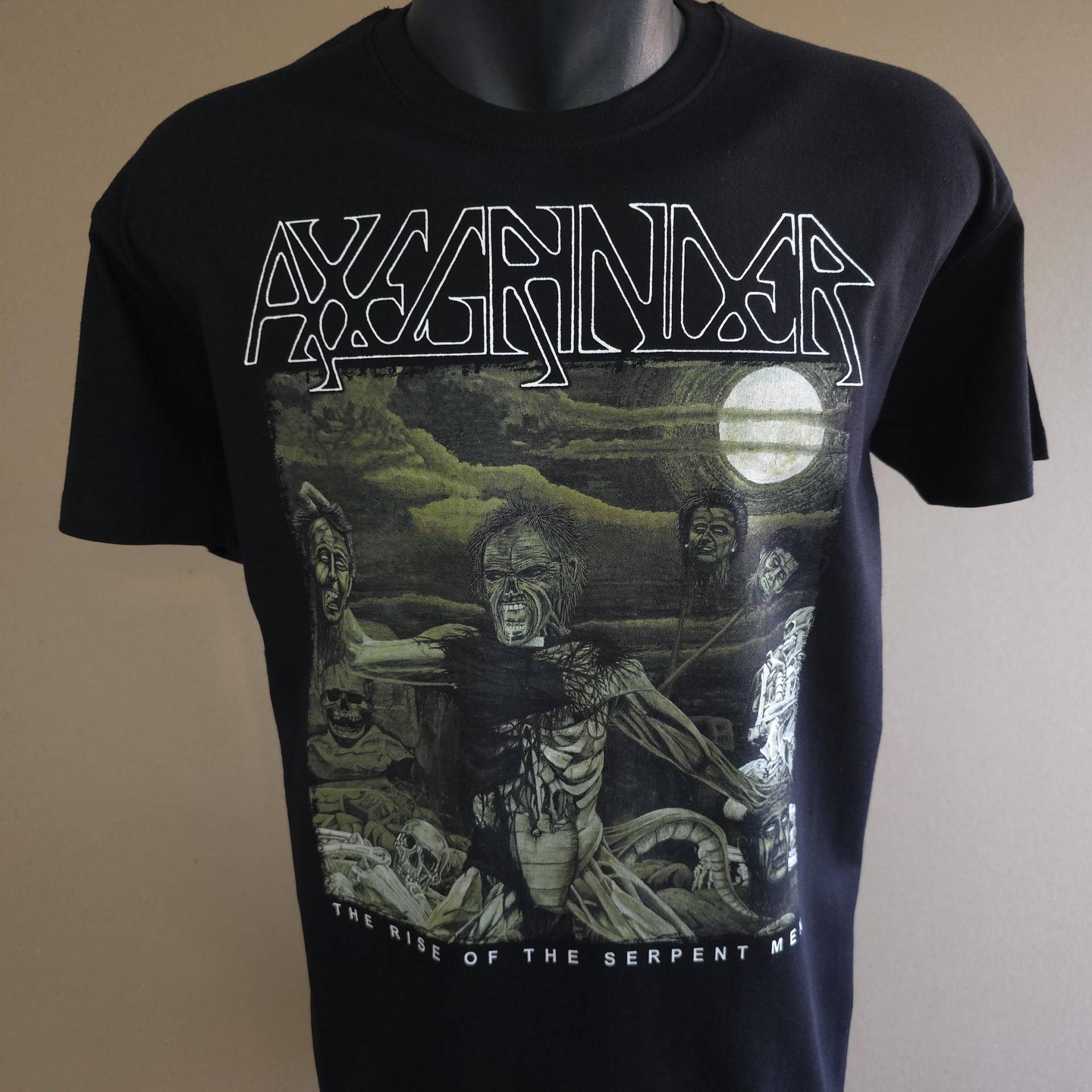 Axeginder - The Rise Of The Serpent Men Schwarz T-Shirt | Amebix, Crust, Sacrilege Axeginder - The Rise Of The Serpent Men Schwarz T-Shirt | Amebix, Crust, Sacrilege von InsaneSocietyrecs