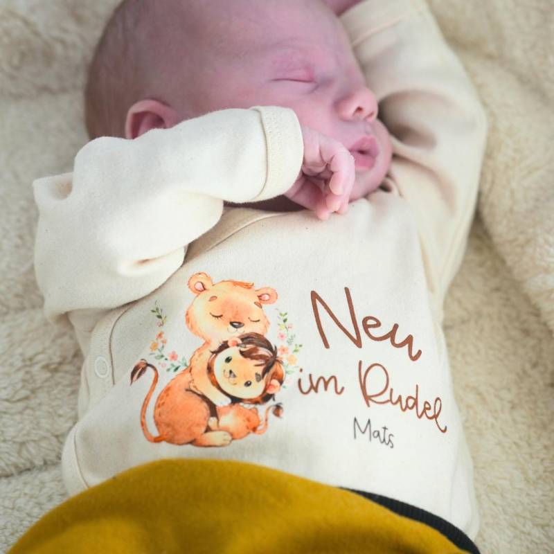 Bügelbild Baby Neugeborenes Mit Wunschname Für Bunte Und Weiße Stoffe Personalisiert Löwe Löwenbaby von InselKids