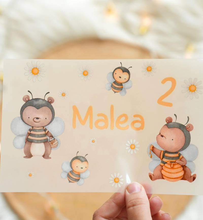 Bügelbild Biene Mit Gänseblümchen - Personalisiert Name & Zahl Geburtstagsshirt Mädchen Aufbügler- Kindergeburtstag Motiv Bügelbild Biene Mit Gänseblümchen - Personalisiert Name & Zahl Geburtstagsshirt Mädchen Aufbügler- Kindergeburtstag Motiv von InselKids
