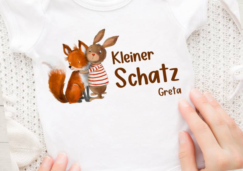 Bügelbild Für Bunte Stoffe Mit Wunschname Und Weiße Personalisiert Kleiner Schatz Hase Fuchs Baby Body von InselKids