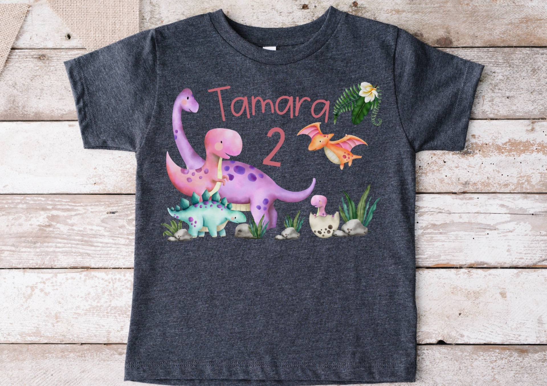 Bügelbild Für Bunte Textilien Mit Wunschname Und Alter Personalisiert Fuchs Geburtstagsshirt Dinosaurier Dino Rosa T-Rex von InselKids