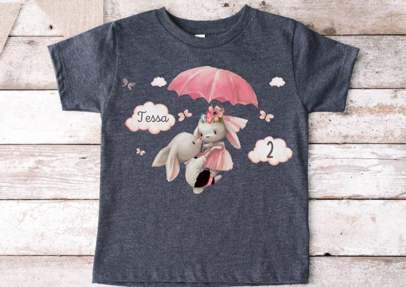 Bügelbild Für Bunte Textilien Mit Wunschname Und Alter Personalisiert Geburtstagsshirt Hasen Schirm Luftballons Glitzerstaub Regenbogen Bügelbild Für Bunte Textilien Mit Wunschname Und Alter Personalisiert Geburtstagsshirt Hasen Schirm Luftballons Glitzerstaub Regenbogen von InselKids