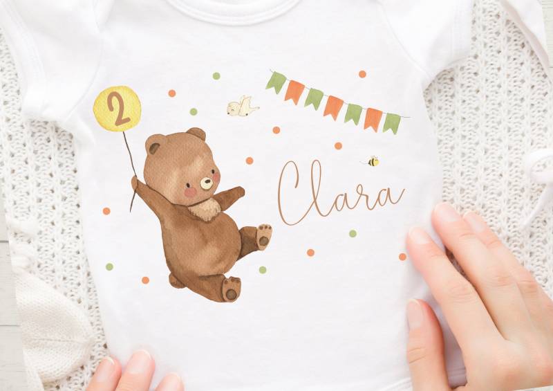 Bügelbild Für Bunte Und Weiße Stoffe Mit Wunschname Alter Personalisiert Bär Luftballon Geburtstagsshirt von InselKids